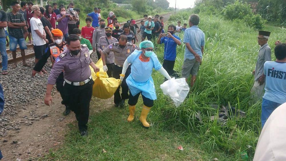 Polisi mengevakuasi jenazah korban tertabrak kereta api di Tulungagung