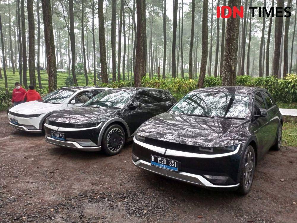 Hyundai Ioniq 5 saat diuji oleh sejumlah awak media dari Jakarta ke Bandung, Senin (20/6/2022). (IDN Times/Hafit Yudi Suprobo)