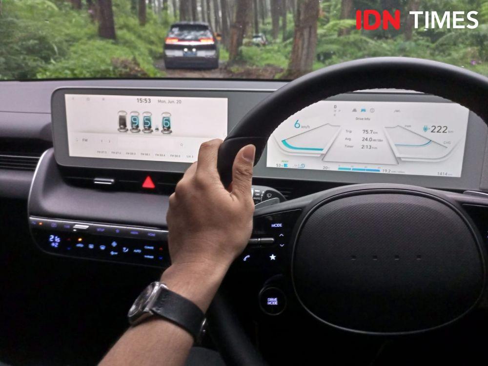 Hyundai Ioniq 5 saat diuji oleh sejumlah awak media dari Jakarta ke Bandung, Senin (20/6/2022). (IDN Times/Hafit Yudi Suprobo)