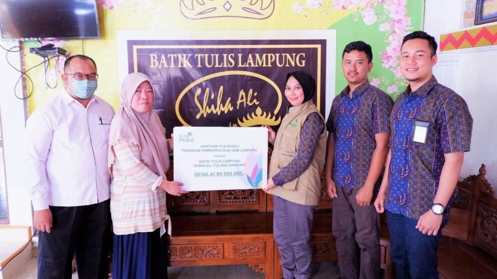 Batik tulis Shiha Ali dikerjakan seluruhnya oleh penyandang disabilitas. Bahan dan peralatan digunakan sangat ramah terhadap penyandang disabilitas. (Dok. PLN UID Lampung).