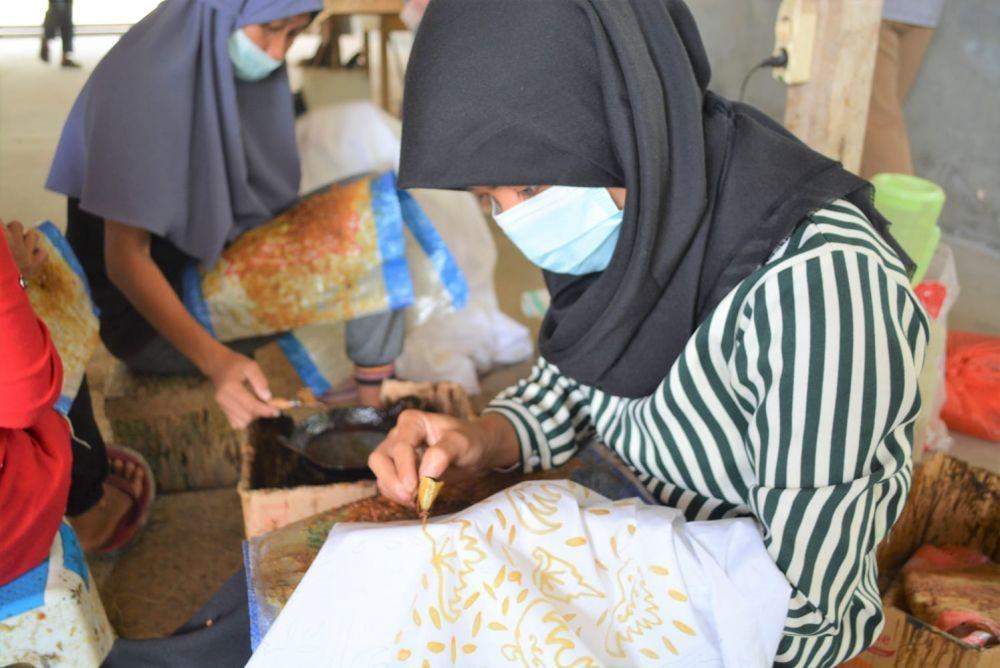 Batik tulis Shiha Ali dikerjakan seluruhnya oleh penyandang disabilitas. Bahan dan peralatan digunakan sangat ramah terhadap penyandang disabilitas. (Dok. PLN UID Lampung).