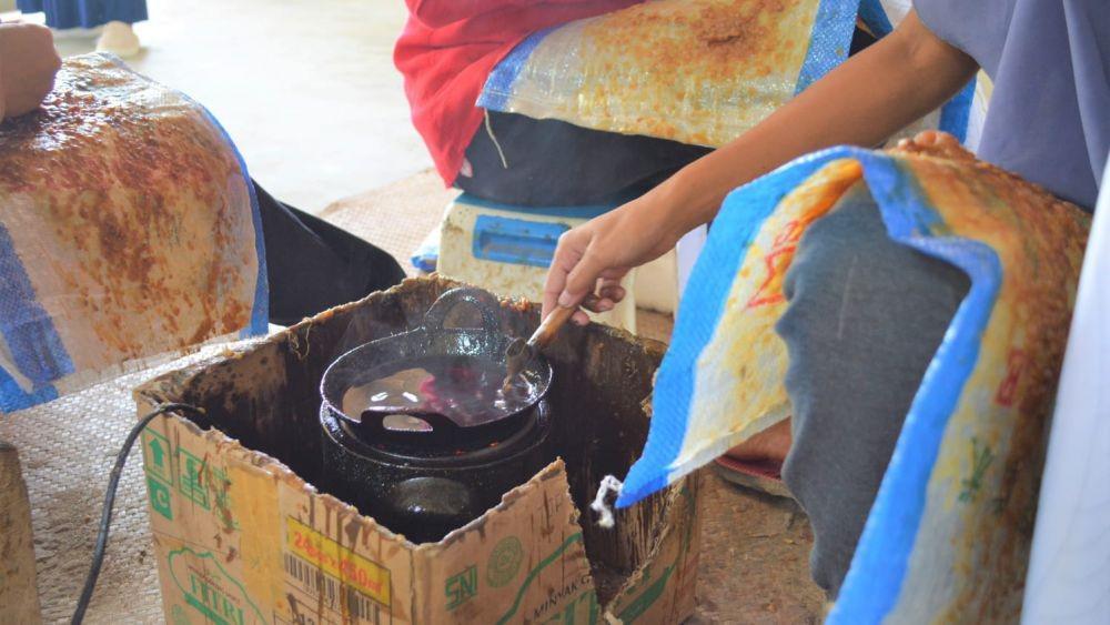 Batik tulis Shiha Ali dikerjakan seluruhnya oleh penyandang disabilitas. Bahan dan peralatan digunakan sangat ramah terhadap penyandang disabilitas. (Dok. PLN UID Lampung).