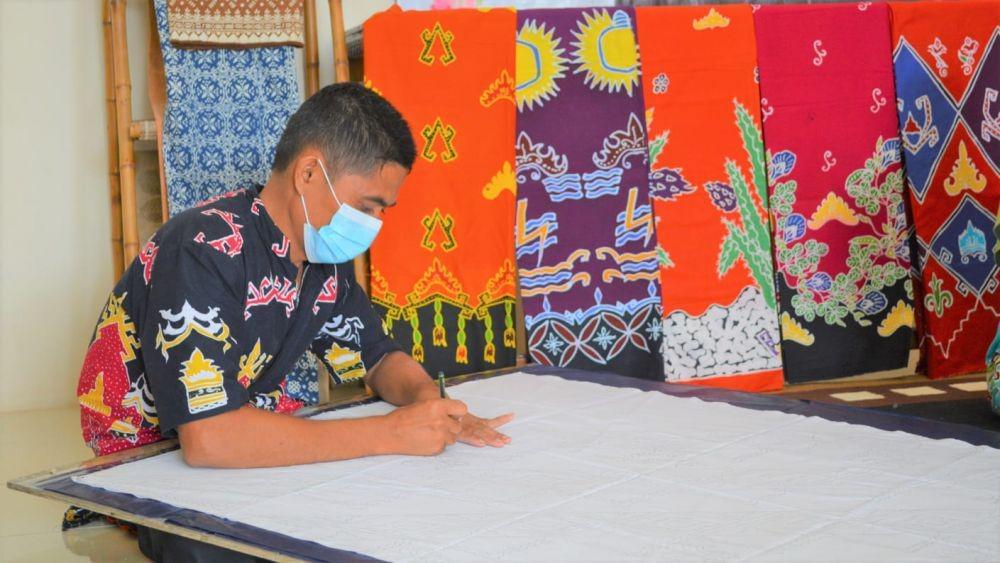 Batik tulis Shiha Ali dikerjakan seluruhnya oleh penyandang disabilitas. Bahan dan peralatan digunakan sangat ramah terhadap penyandang disabilitas. (Dok. PLN UID Lampung).