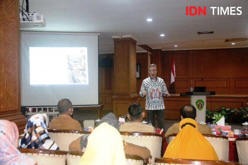 Presiden Direktur PT. Hill Konsultan Indonesia, Ian Leonard Betts saat berikan materi Workshop Nusantara (IDN Times/Ervan)