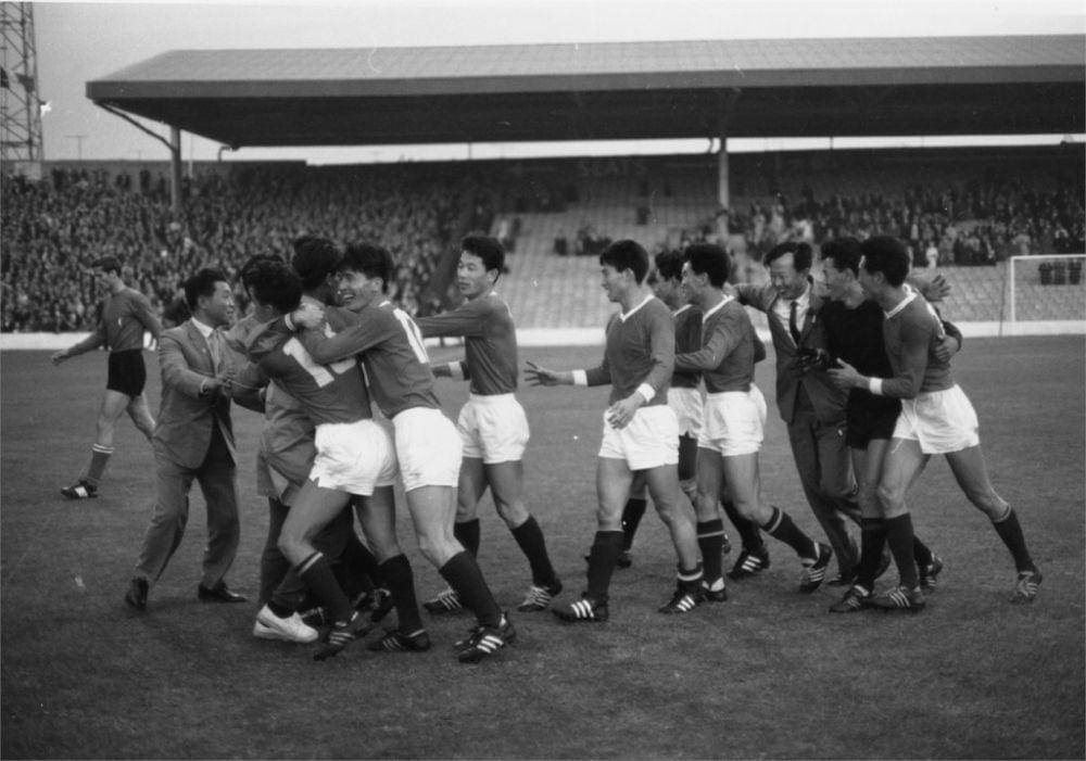 Para pemain Korea Utara merayakan kemenangan atas Italia di Piala Dunia 1966. (thesefootballtimes.co)