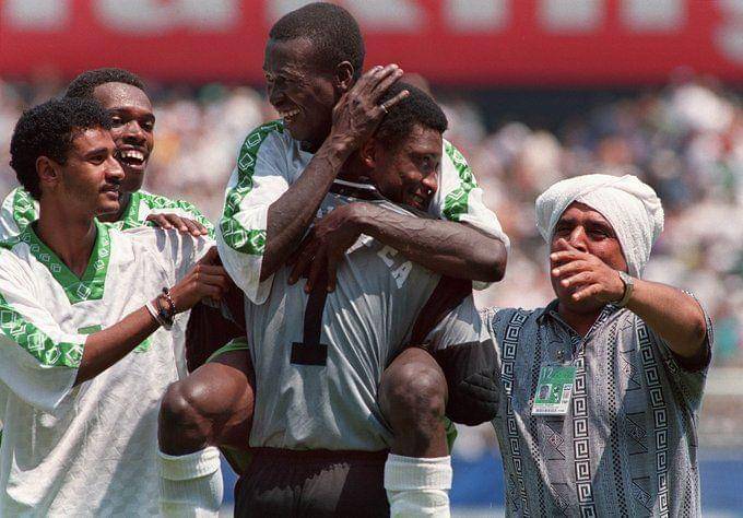 Para pemain Arab Saudi merayakan gol di Piala Dunia 1994. (twitter.com/fifaworldcup)