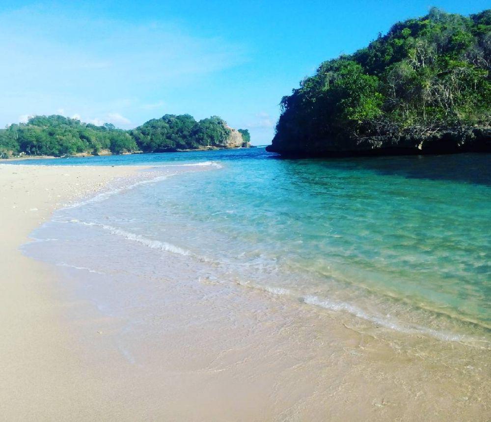 10 Potret Cantik Pantai Kedung Celeng, Bikin Kecanduan Healing!