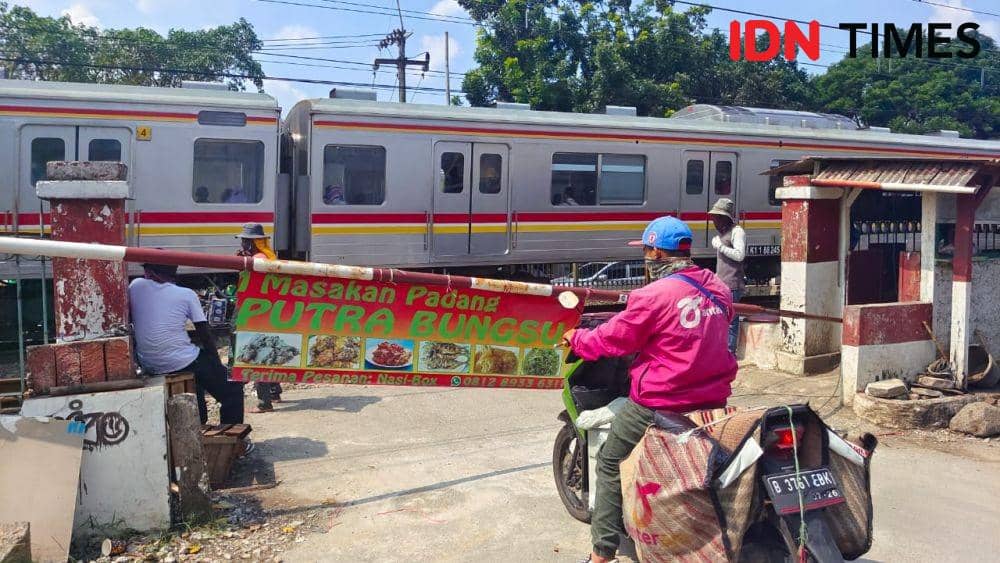 Pintu Perlintasan KRL Rawa Geni Depok Dibuka Warga, PT KAI Cek Lokasi