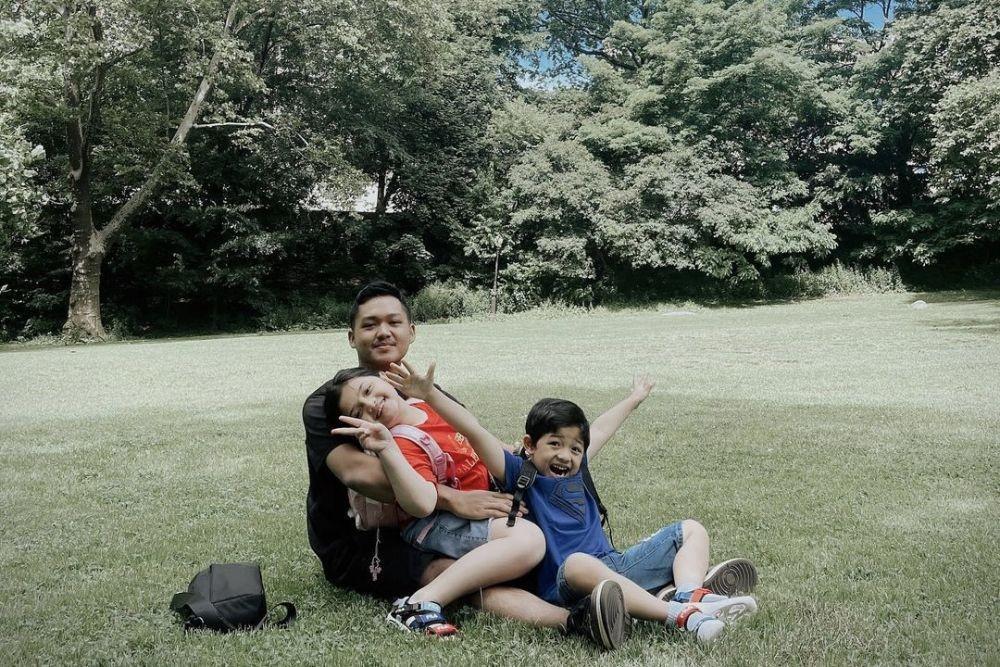 9 Potret Kedekatan Azriel, Arsy, dan Arsya Hermansyah di Amerika