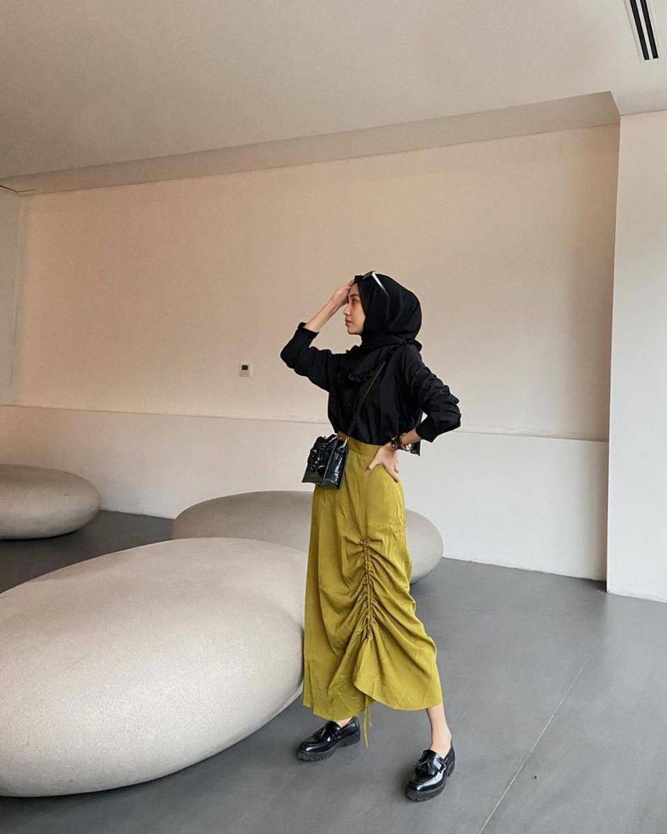 style hijab dengan drawstring skirt (instagram.com/s.nvta)