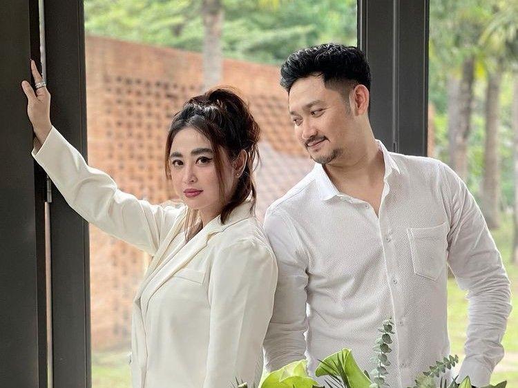 Dikabarkan Gugat Cerai, 10 Potret Mesra Angga Wijaya dan Dewi Perssik