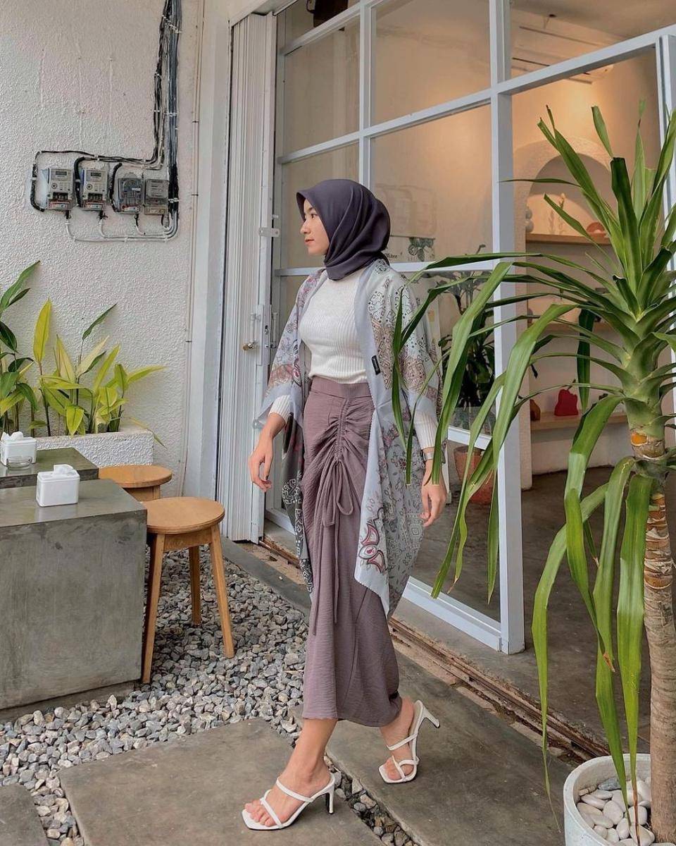 style hijab dengan drawstring skirt (instagram.com/bbyjiangel_)