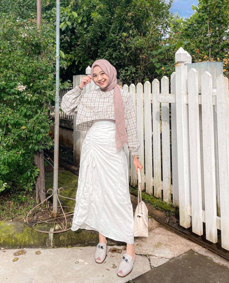 gaya hijab drawstring skirt (instagram.com/ulyass__)
