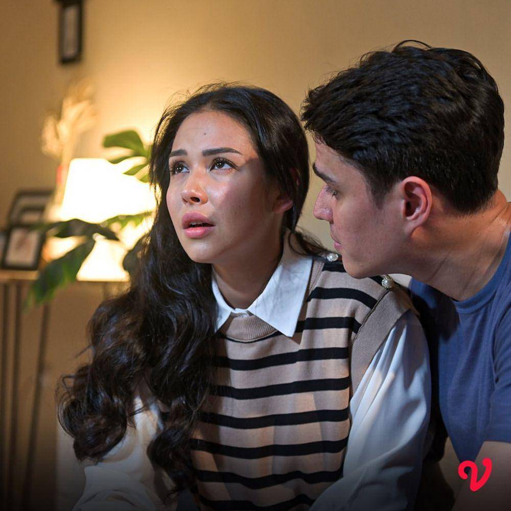 cuplikan adegan Mischa Chandrawinata dan Estelle Linden dalam series 'Dilema' (instagram.com/vidiooriginals)