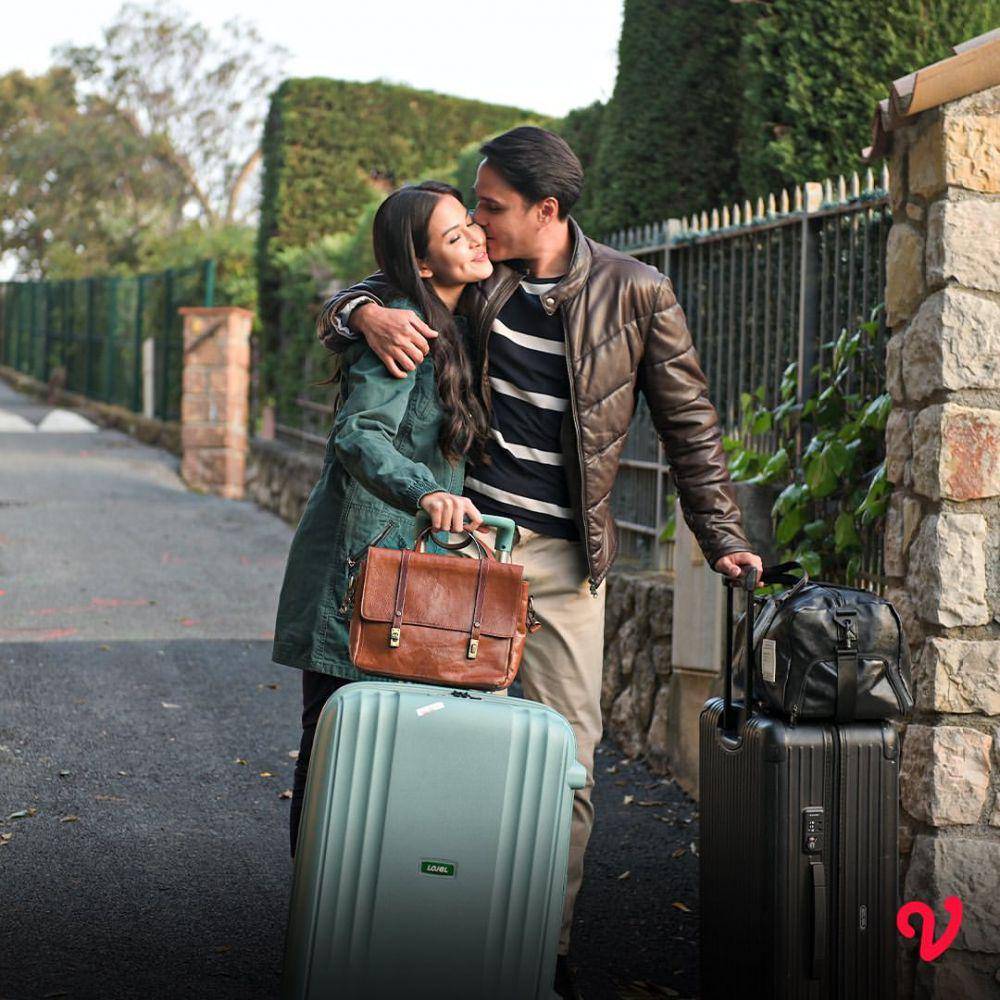 cuplikan adegan Mischa Chandrawinata dan Estelle Linden dalam series 'Dilema' (instagram.com/vidiooriginals)
