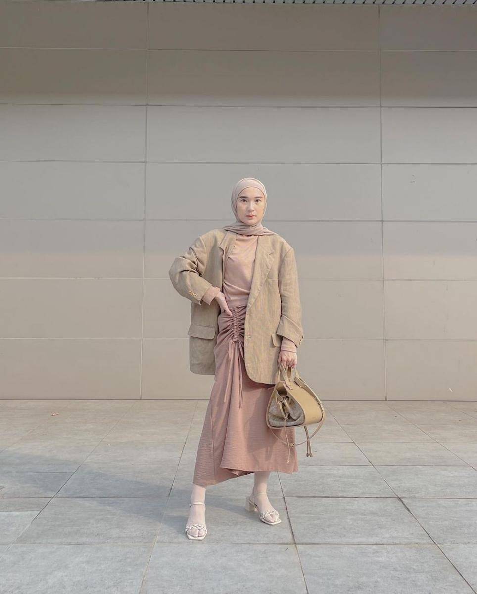 style hijab dengan drawstring skirt (instagram.com/denisarani)