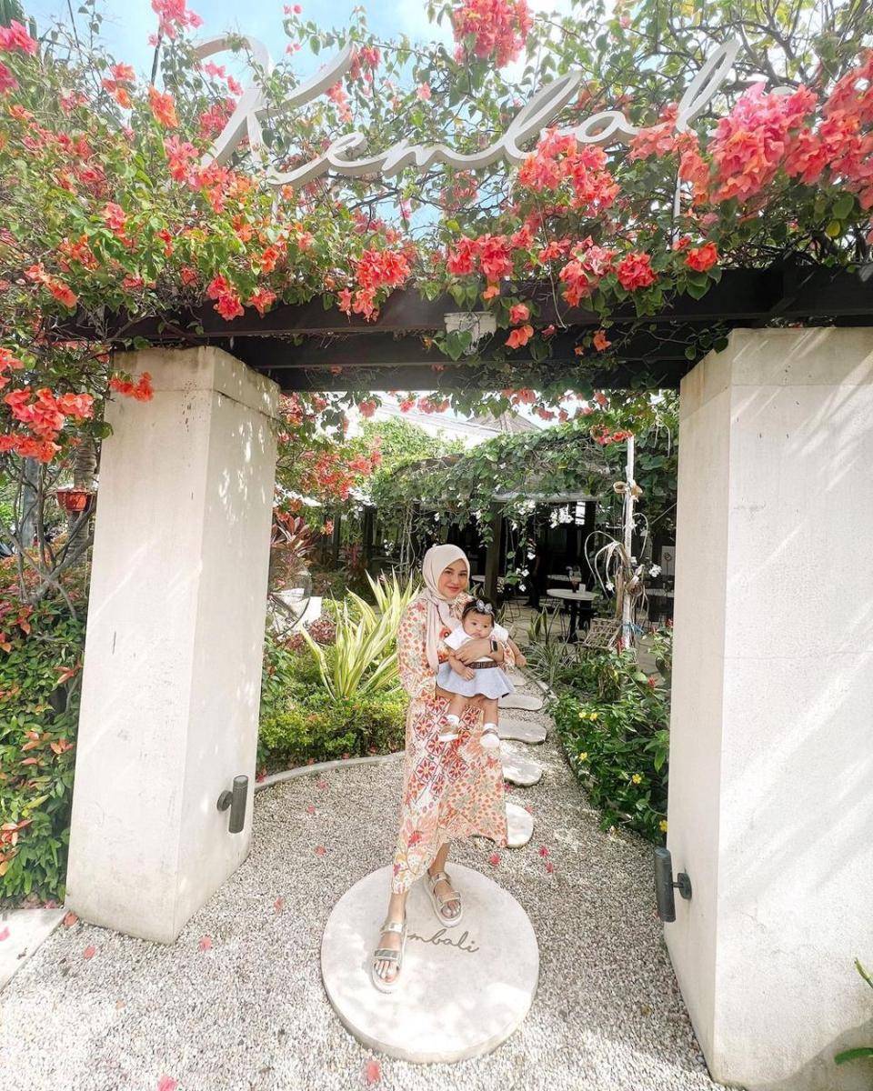 Aurel Hermansyah dan buah hati (instagram.com/aurelie.hermansyah)