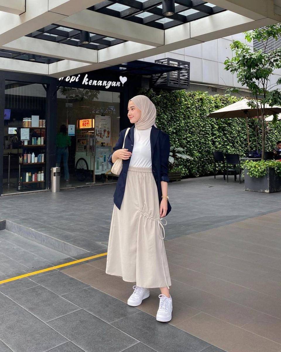 style hijab dengan drawstring skirt (instagram.com/inikiranaaa__)