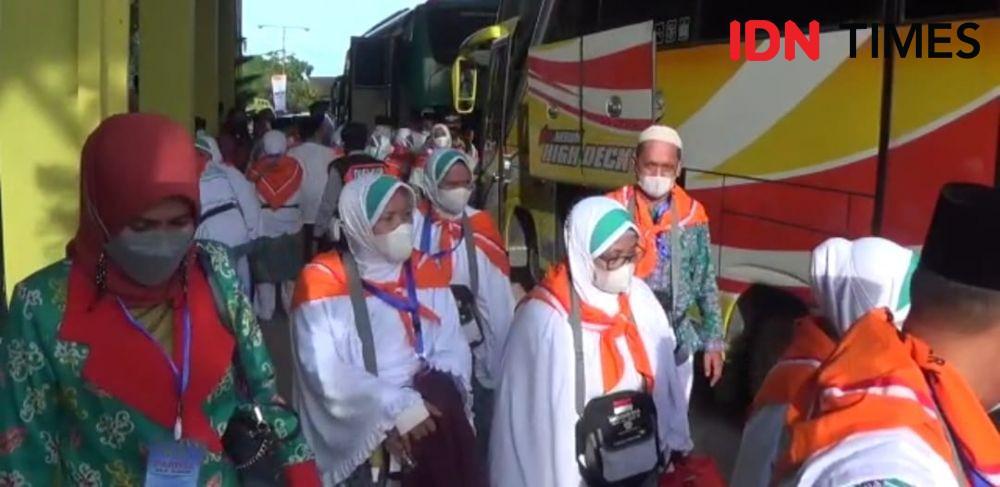 Rombongan jemaah haji sudah tiba di Asrama Embarkasi Balikpapan. (IDN Times/Hilmansyah)