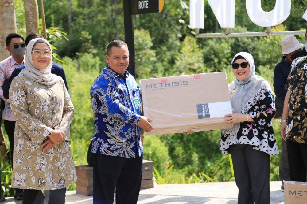 Kementerian Ketenagakerjaan (Kemnaker) menghibahkan alat ergonomi kepada 18 Balai K3 UPTP dan UPTD di Titik Nol Nusantara Ibu Kota Negara (IKN), Penajam Paser Utara, Kalimantan Timur, Selasa (21/6/2022). (Dok. Kemnaker)