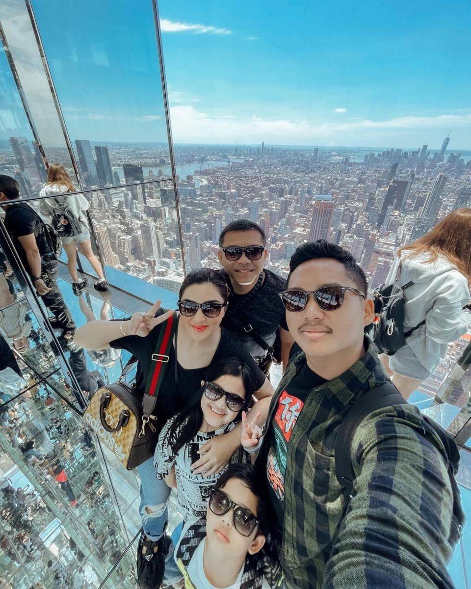 Keluarga Hermansyah di Summit One Vanderbilt (Instagram.com/ashanty_ash/)