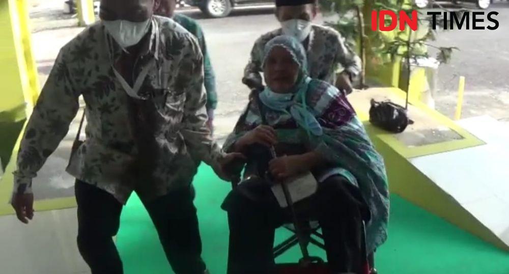 Rombongan jemaah haji sudah tiba di Asrama Embarkasi Balikpapan. (IDN Times/Hilmansyah)