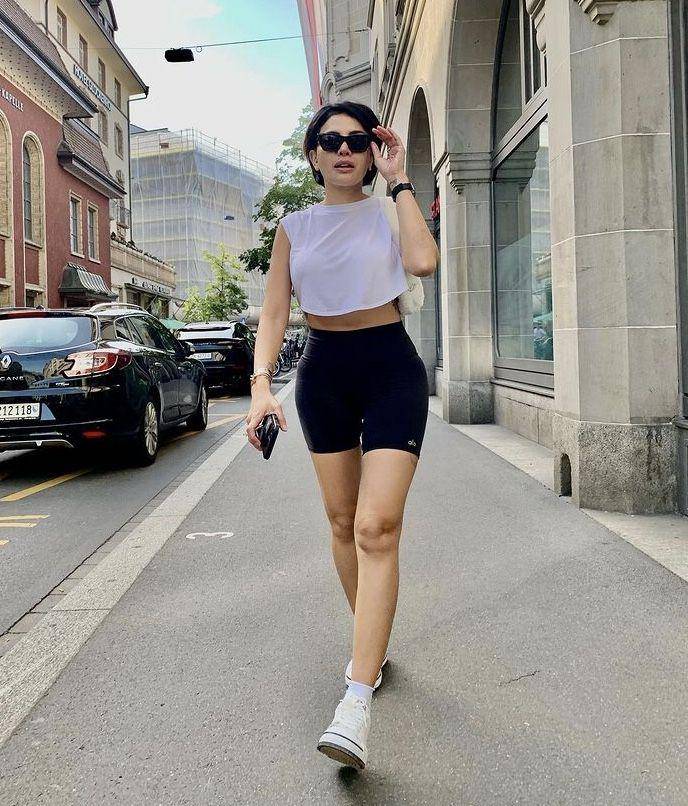 Niki vs nindy (instagram.com/nikitamirzanimawardi_172)