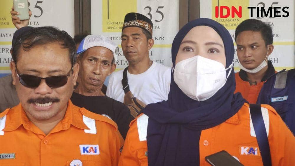 Kepala Humas PT KAI Daop 1 Jakarta usai melakukan diskusi dengan warga terkait pembukaan kembali palang pintu manual perlintasan KRL Rawa Geni, Kecamatan Cipayung, Kota Depok. (IDNTimes/Dicky)