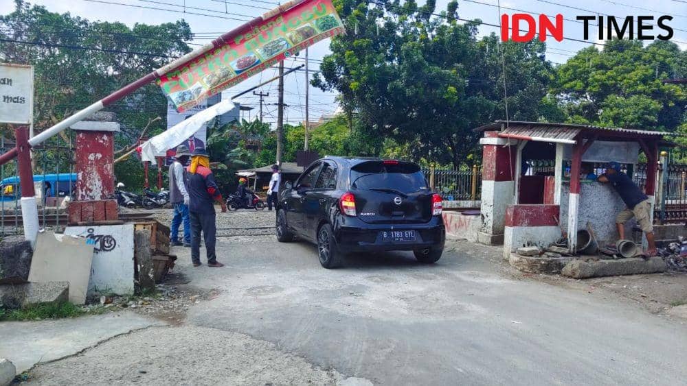 Palang pintu manual perlintasan KRL Rawa Geni, Kecamatan Cipayung, Kota Depok, telah dibuka kembali warga tanpa persetujuan PT KAI. (IDNTimes/Dicky)