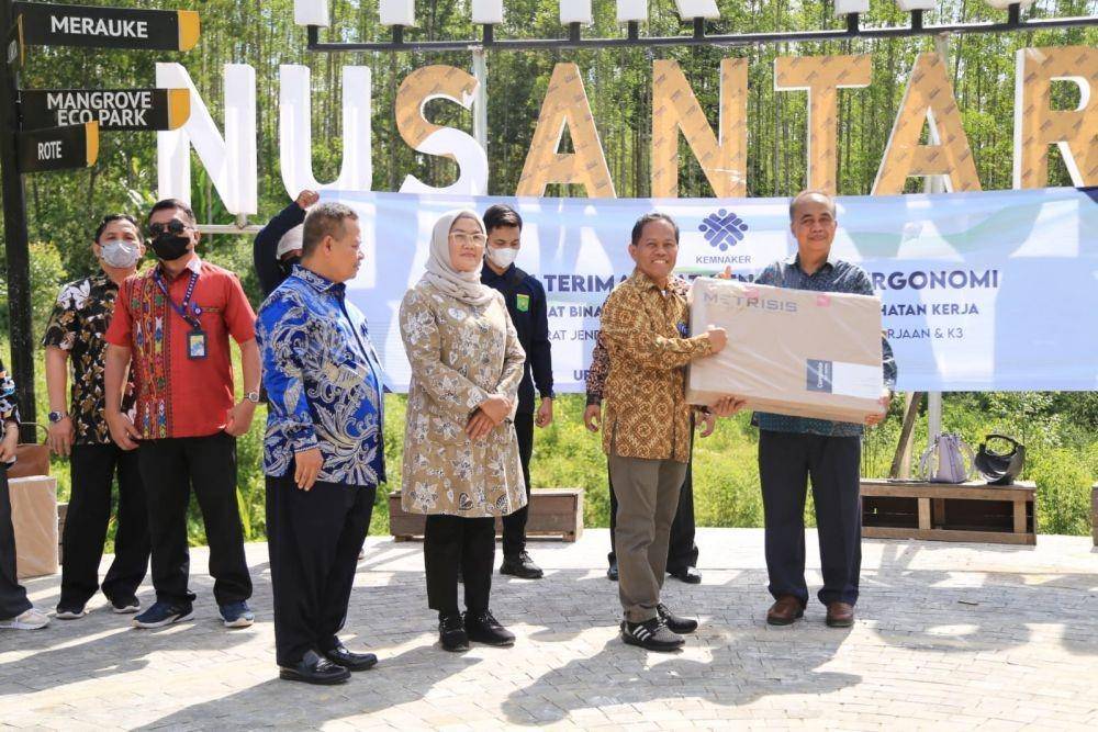 Kementerian Ketenagakerjaan (Kemnaker) menghibahkan alat ergonomi kepada 18 Balai K3 UPTP dan UPTD di Titik Nol Nusantara Ibu Kota Negara (IKN), Penajam Paser Utara, Kalimantan Timur, Selasa (21/6/2022). (Dok. Kemnaker)