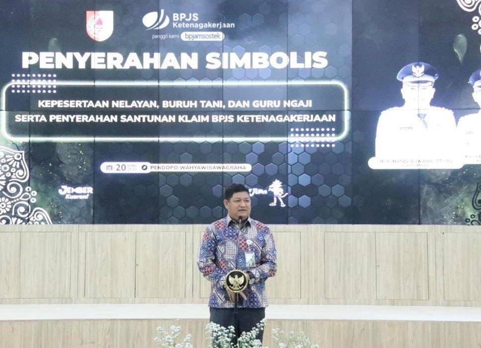 Kementerian Ketenagakerjaan (Kemnaker) menghibahkan alat ergonomi kepada 18 Balai K3 UPTP dan UPTD di Titik Nol Nusantara Ibu Kota Negara (IKN), Penajam Paser Utara, Kalimantan Timur, Selasa (21/6/2022). (Dok. Kemnaker)