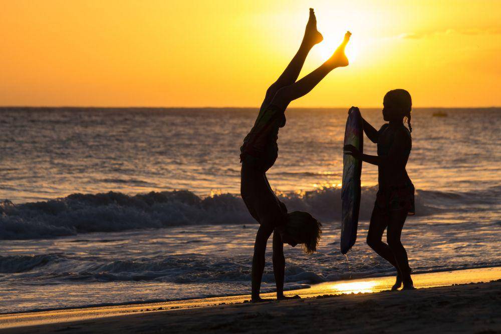 ilustrasi anak-anak bermain di pantai, Barbados (unsplash.com/Ariel Pilotto)