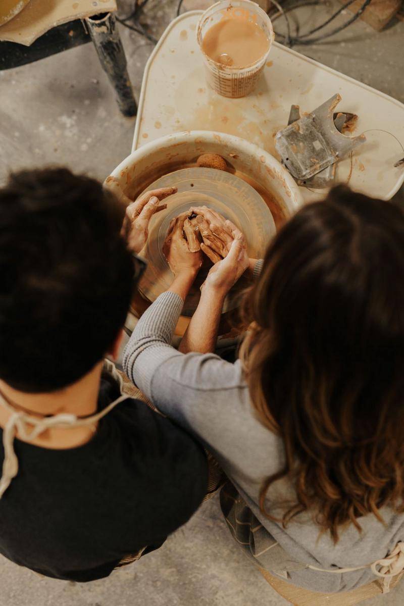 Pottery class date (Pinterest/Raquel King Photography)