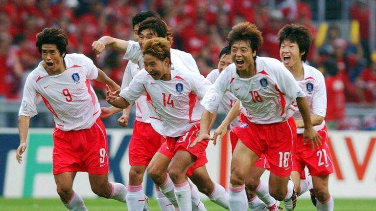 Para pemain Korea Selatan merayakan kemenangan atas Spanyol di perempat final Piala Dunia 2002. (skysports.com)