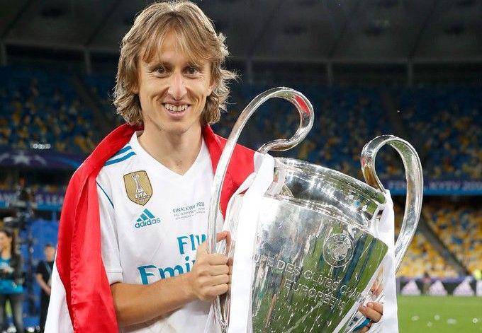 Luka Modric membawa trofi Liga Champions (twitter.com/realmadrid)