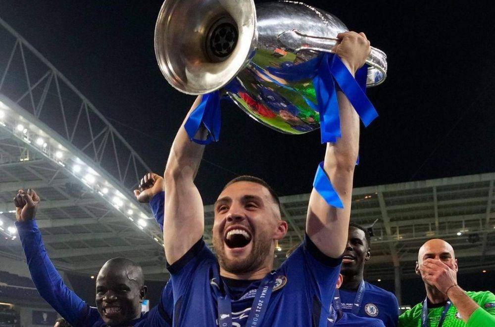 Mateo Kovacic mengangkat trofi Liga Champions. (twitter.com/IntChampionsCup)
