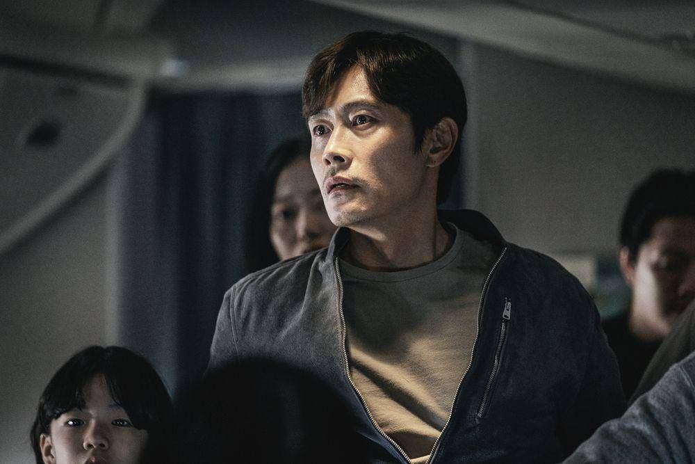 Lee Byung Hun di Emergency Declaration (dok. Showbox/Emergency Declaration)