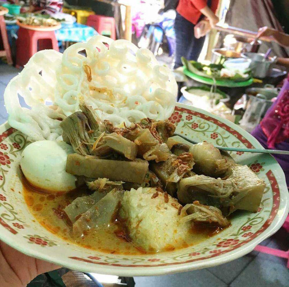 lontong sayur (instagram.com/whatvinaeat)