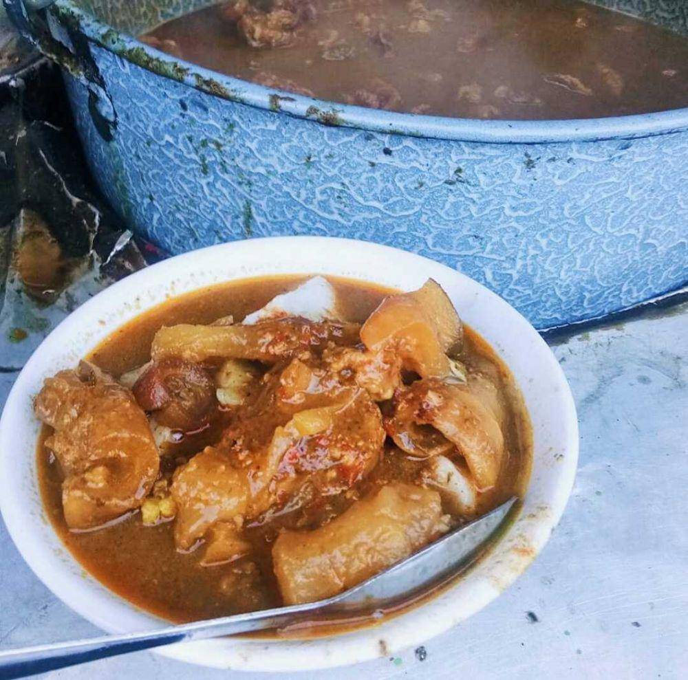 lontong kikil (instagram.com/kokobuncit)