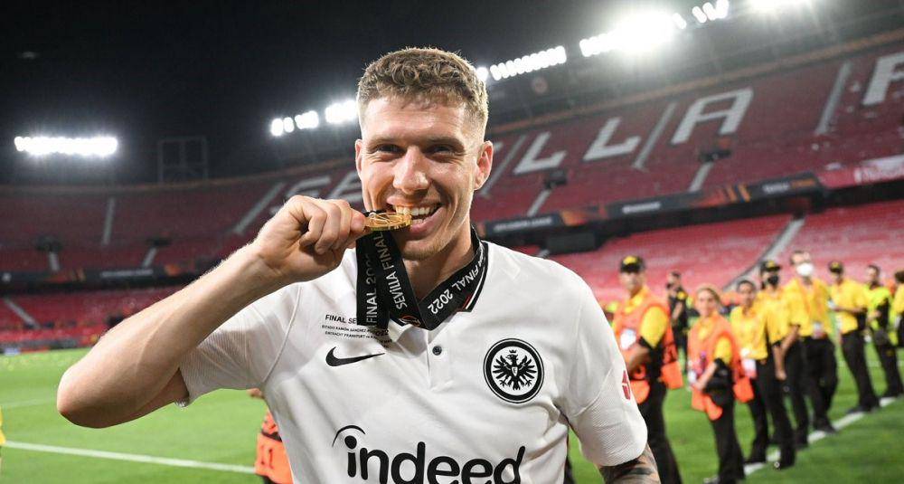 Kristijan Jakic dan medali juara Liga Europa (twitter.com/eintracht_jp)