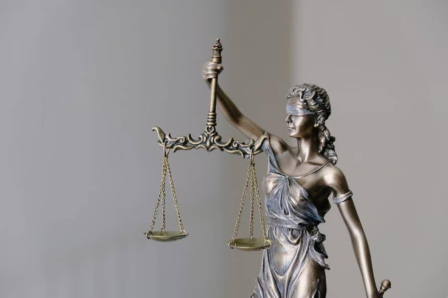 ilustrasi hukum (unsplash.com/tingey injury law firm)