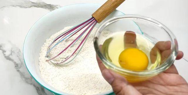 gambar bahan-bahan untuk membuat martabak manis pandan (youtube.com/CR COOK)