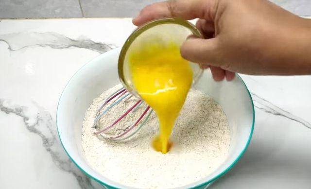 gambar adonan martabak manis pandan dan telur (youtube.com/CR COOK)