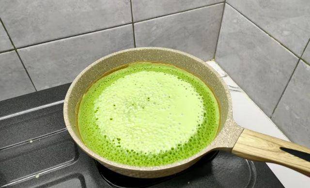 gambar martabak manis pandan yang sedang dipanggang (youtube.com/CR COOK)