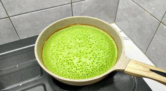 gambar martabak manis pandan yang sudah matang (youtube.com/CR COOK