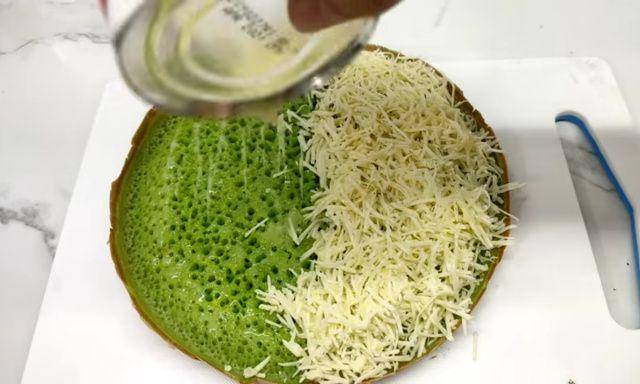 gambar martabak manis pandan yang disiram susu kenyang manis (youtube.com/CR COOK)
