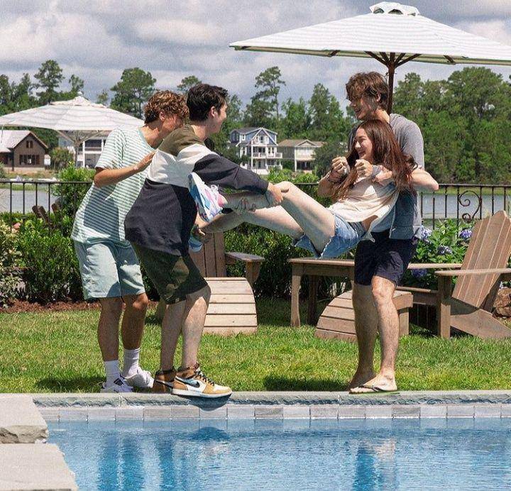 Lola Tung, Christopher Briney, Gavin Casalegno dan Sean Kaufman di serial The Summer I Turned Pretty (instagram.com/thesummeriturnedpretty)