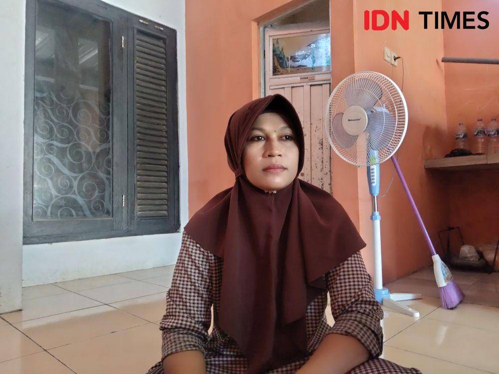 Yuni kakak kandung dari terduga AGS, Selasa (21/6/2022).(Juliadin/IDN Times)