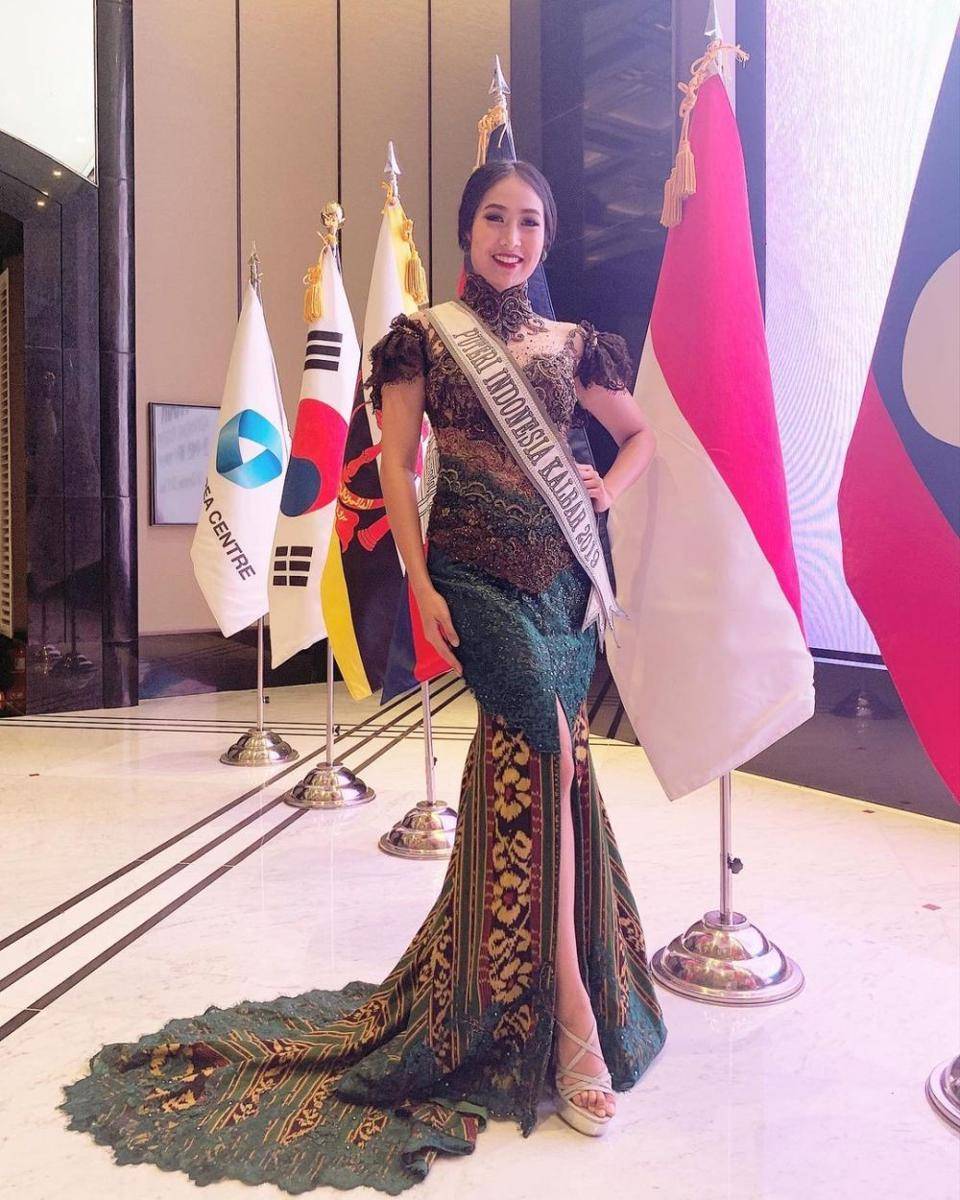 Kebaya Karina Syahna (instagram.com/karinasyahna)