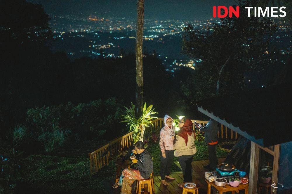 Ilustrasi makan malam di Nebula Glamping (IDN Times/Herka Yanis Pangaribowo)